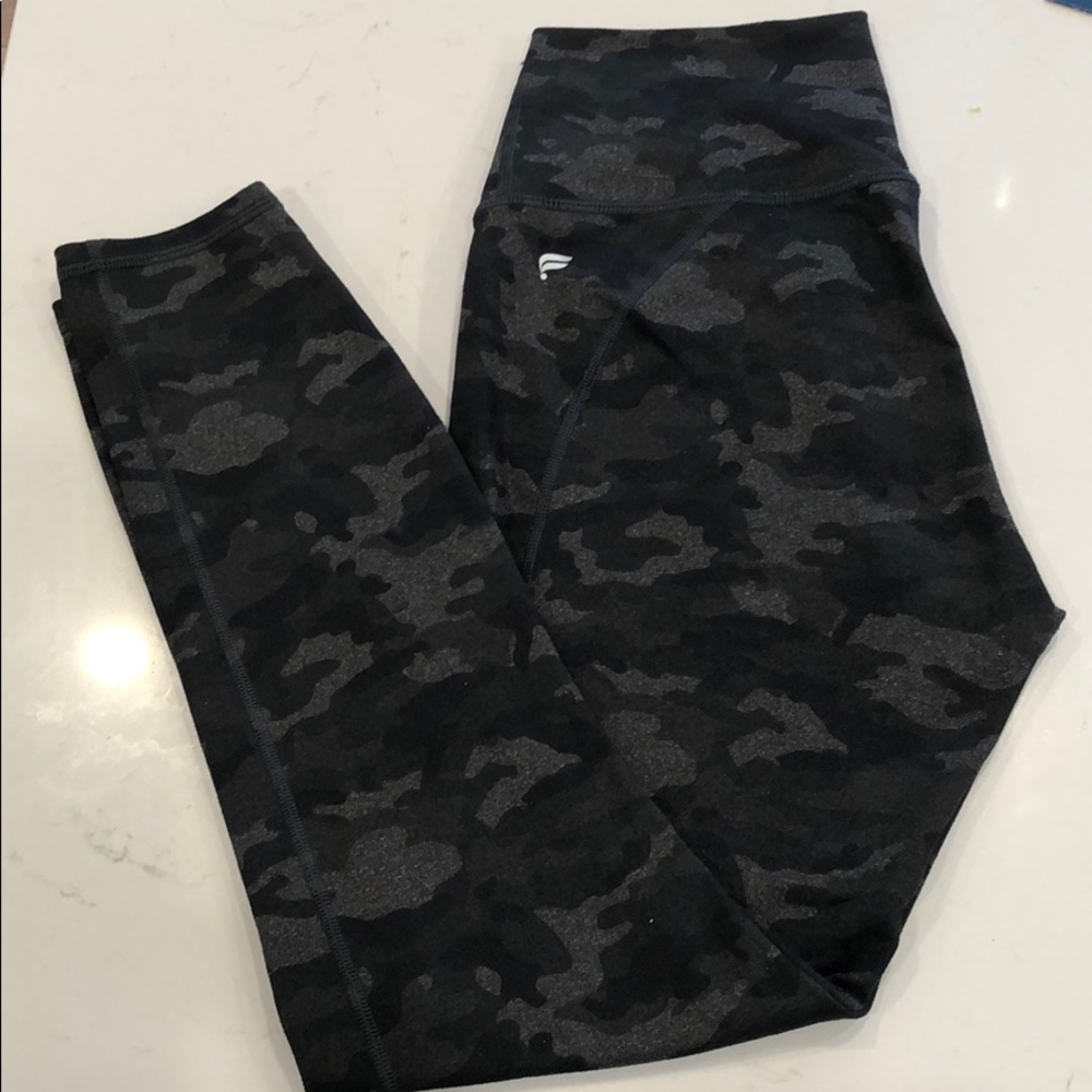 Fabletics Tights in Camo - Small